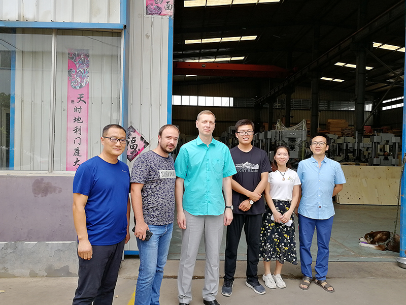 俄羅斯客戶到廠驗(yàn)收機(jī)器，獲得客戶一致好評
